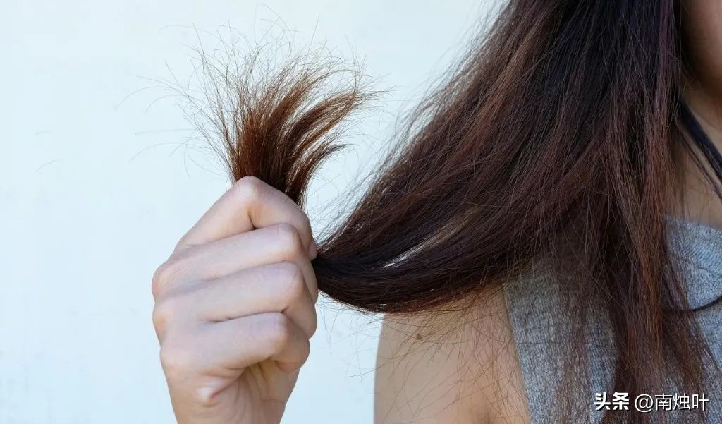 头发稀疏有什么办法让头发变浓密,头发自然卷又稀疏秃头怎么办