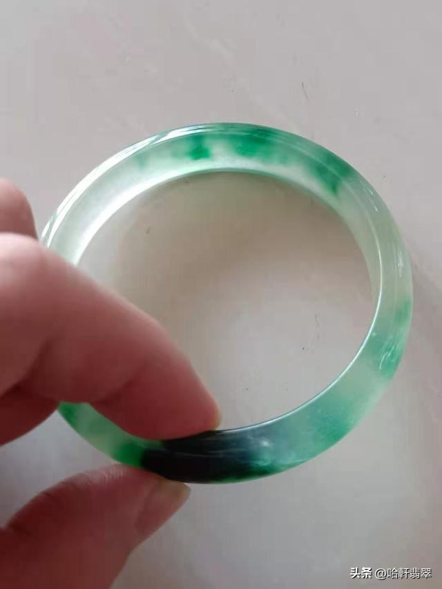 翡翠戴着变暗了是身体不好吗,翡翠戴着变黄了是怎么回事