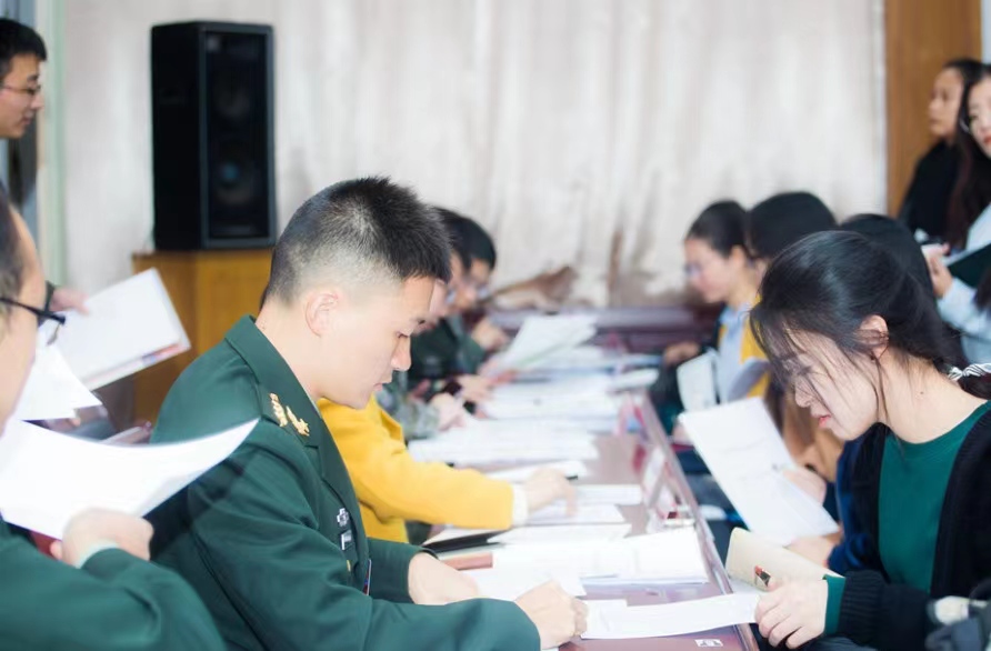 南京军队文职工资和公务员哪个高,军队文职退休待遇和公务员的区别