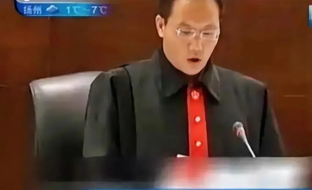 倒在血泊中的男子无人敢扶，撕开了当下社会“冷漠”的遮羞布