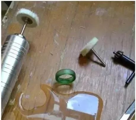 啤酒瓶做帝王绿翡翠,高人拿啤酒瓶做翡翠