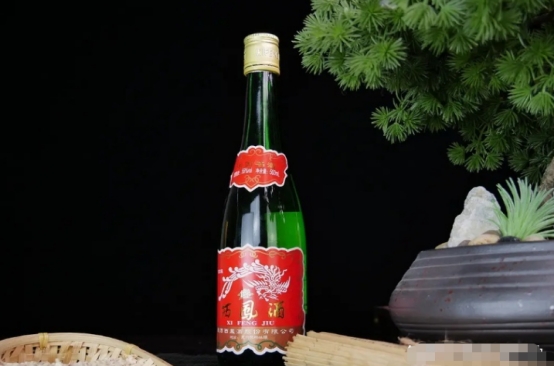 售价不到10块的大乌苏，不过是“工业水啤”，却年销10亿瓶，凭啥