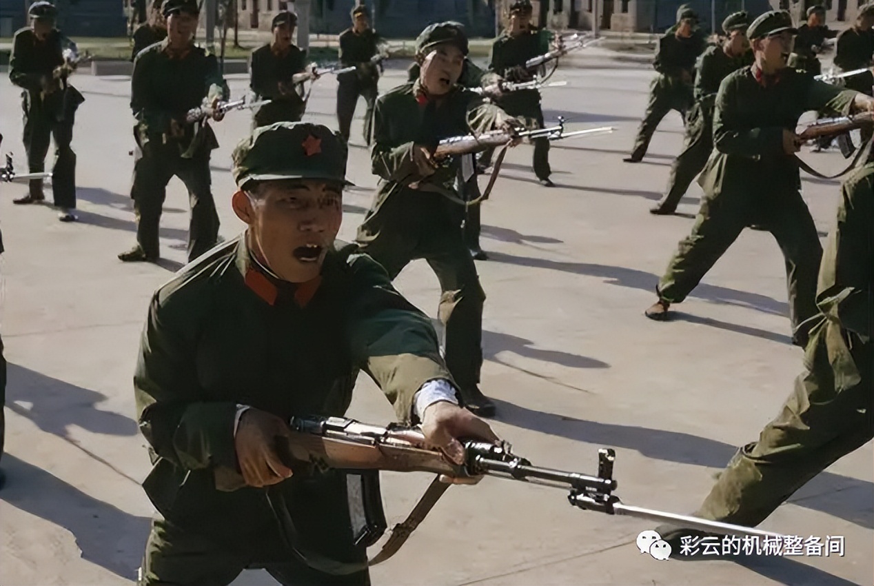 56冲的三棱*刀刺**折叠在护木下会划伤手吗？现代战争还会拼*刀刺**吗？