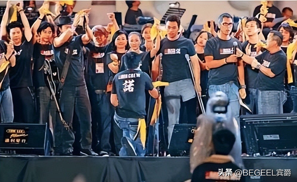 红了不忘本，三*下跪次**报答恩情，天秤座的他手上戴百元表让人心疼