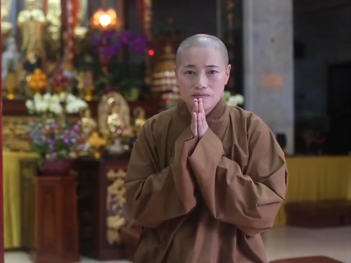 白天穿僧袍念经，晚上穿*袜丝**蹦迪：香港假尼姑如何能敛钱数千万？