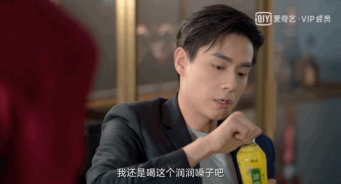 敢问这位男演员是沉浸在民国剧中无法自拔了吗？