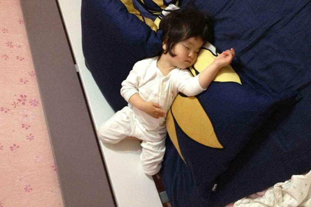 小孩睡觉满床滚怎么解决,宝宝睡觉满床滚可能不是热的原因