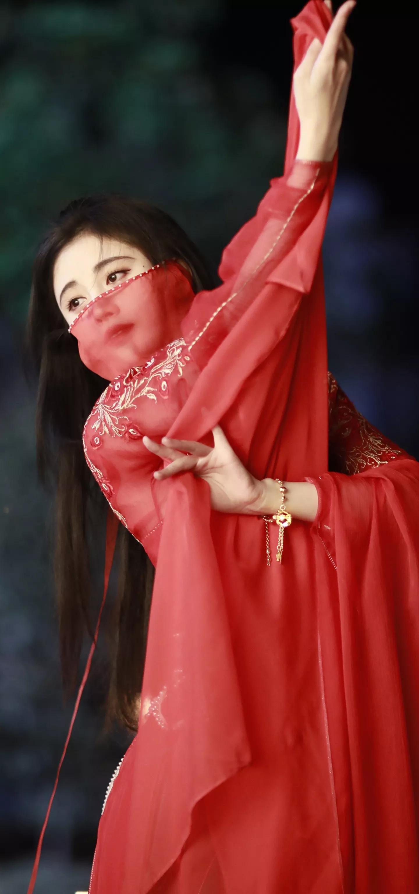 唯美古风金黄汉服美女壁纸,梦回大唐汉服夜景拍摄