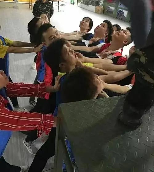 适合大人们玩的团建游戏,团建趣味新游戏