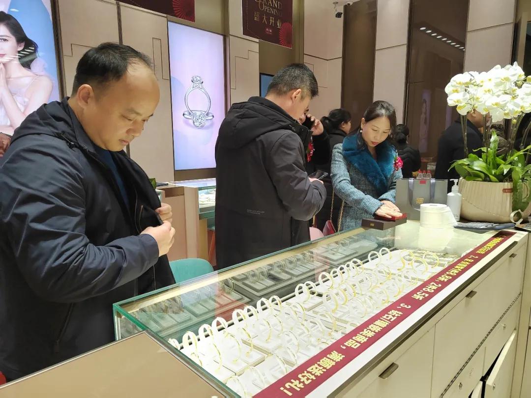 周大福荣耀珠宝新店开业,热烈祝贺金嘉福珠宝盛大开业