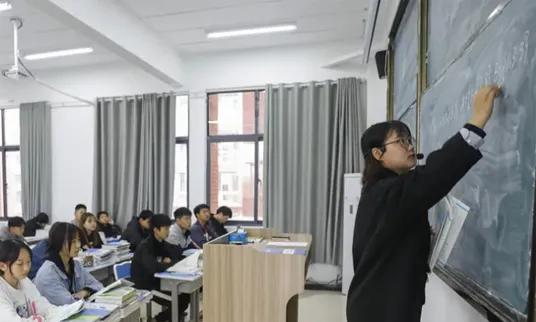 女孩初中毕业学什么有前途,初中毕业学什么职业最有前途