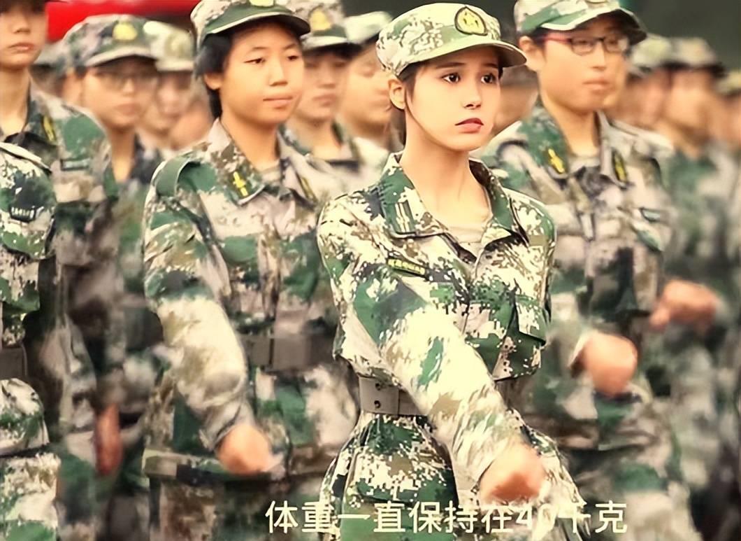 军训艾菲,女大学生艾菲军训走红