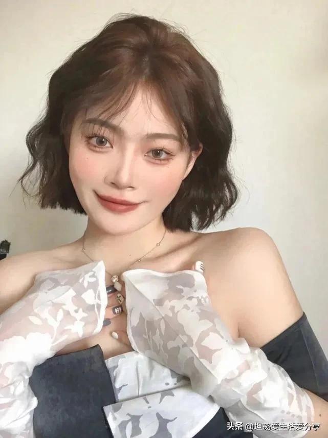 短头发蛋卷头发型正面,俏皮短蛋卷头戴什么帽子