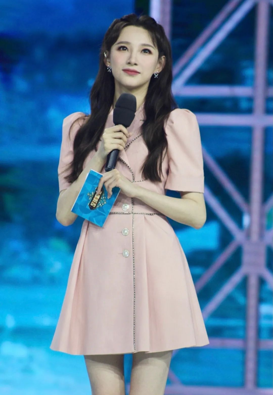 马凡舒回归《天下足球》，人气一路飙升，被赞是董卿接班人