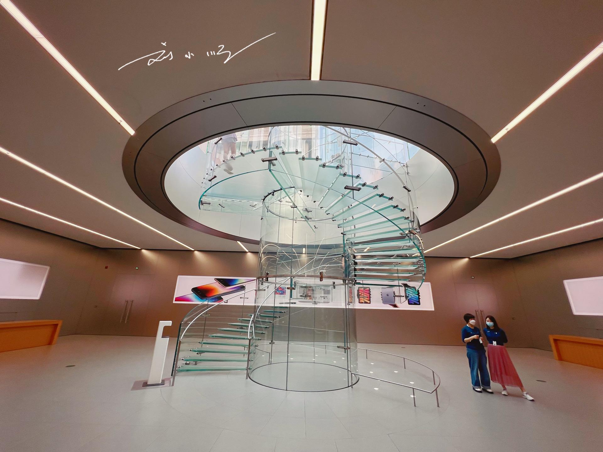 重庆有家“网红”苹果专卖店,玻璃入口吸引眼球,却被批评是模仿