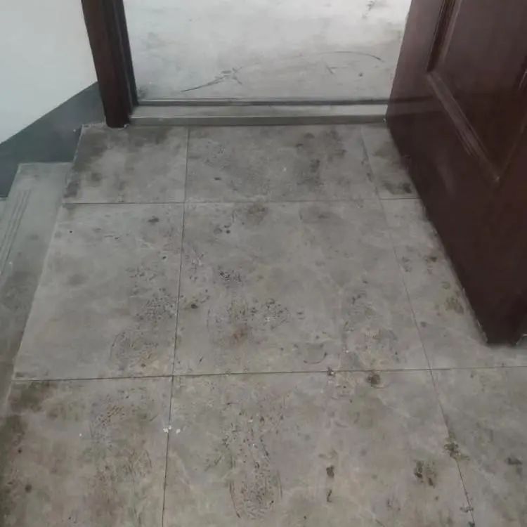 楼下漏水楼顶漏水,顶楼住户漏水该一栋楼业主承担吗