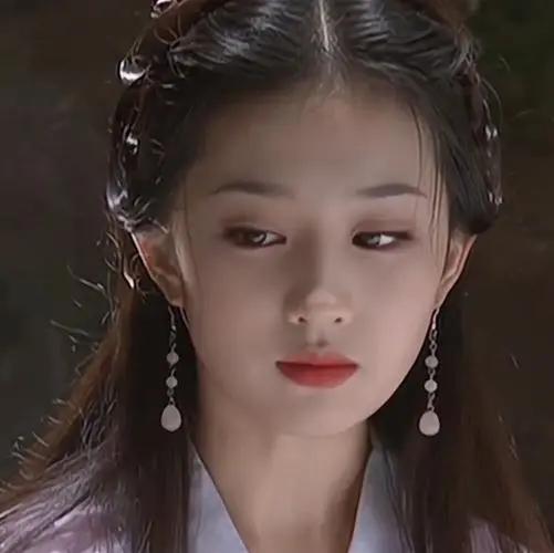 看烦了满屏的“纸片人”“排骨胸”，这几位有肉感的女星才是真美