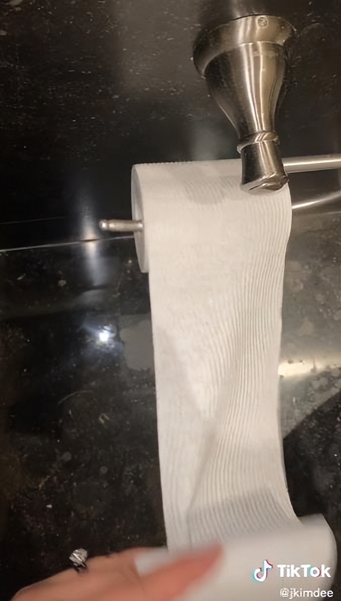 这姐们专门逛奢侈品店厕所火了！爱马仕厕所很拉垮，LV的最高级？