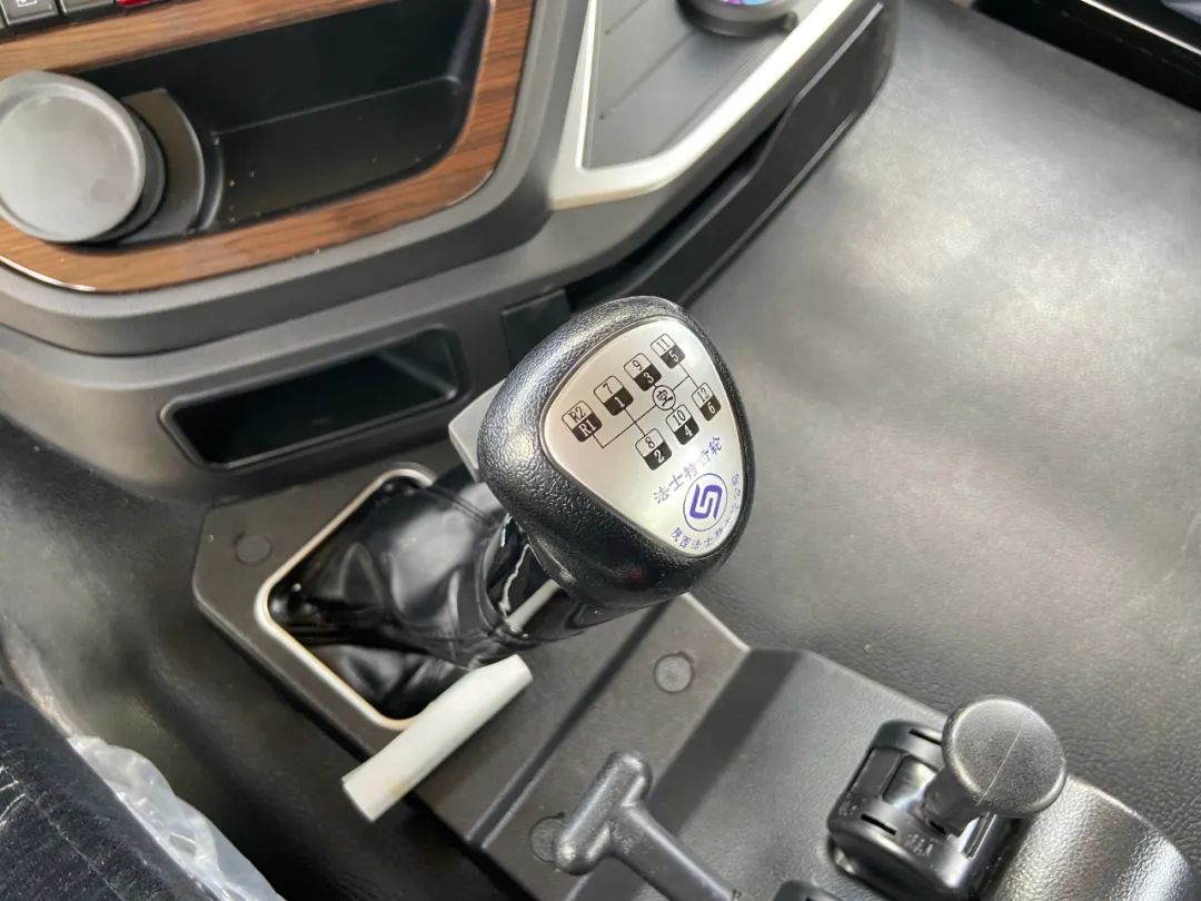 华菱汉马h7460马力牵引车多少钱,拉7吨挖机的自卸车