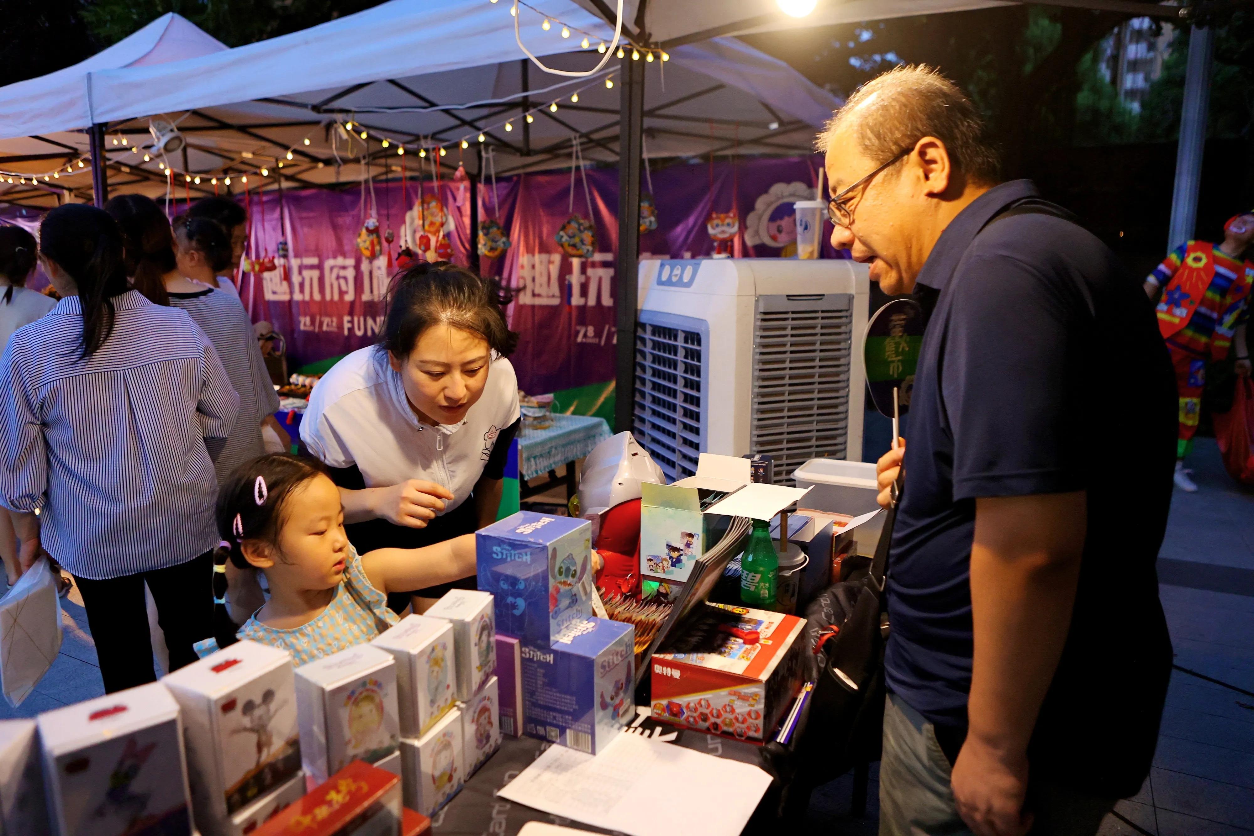 成都高新区石羊街道府城社区“萤火”集市火热开市为期五天的社区热闹夜生活赶紧来打卡