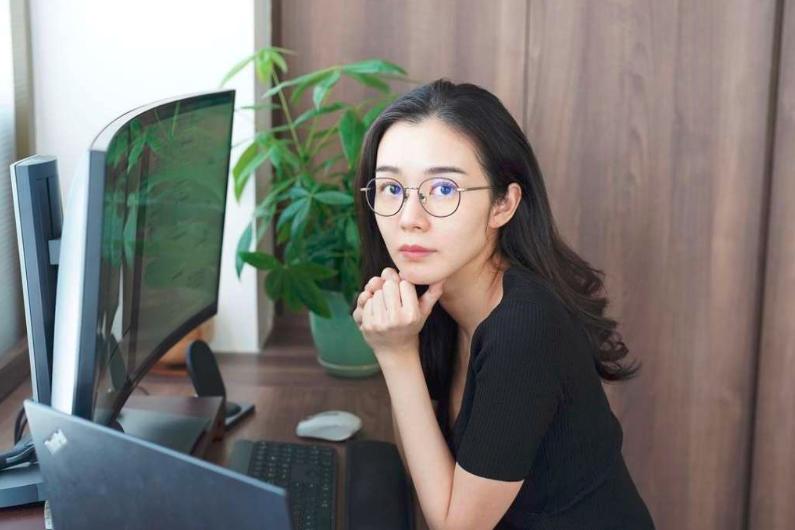 30岁港姐冠*转军**行当律师，素颜吃泡面显憔悴，曾工作到凌晨三点