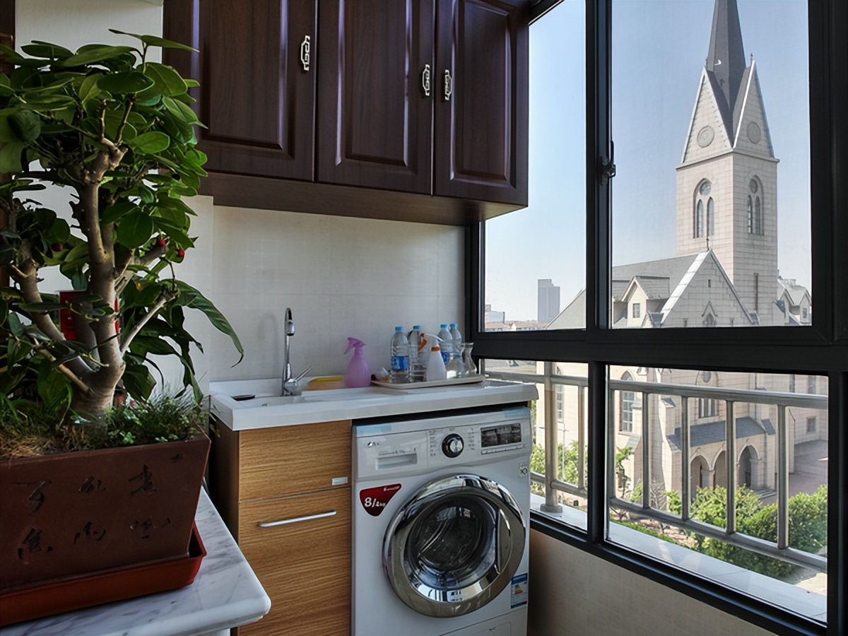 楼下阳台天花板漏水是楼上原因吗,阳台天花板漏水找谁