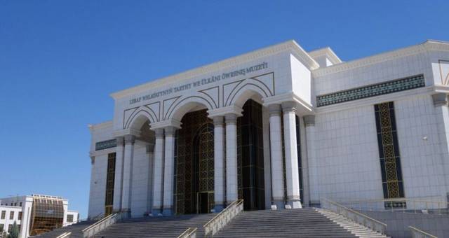 亚洲唯一中立国，水电免费汽油仅一毛，这个国家为何能闷声发大财