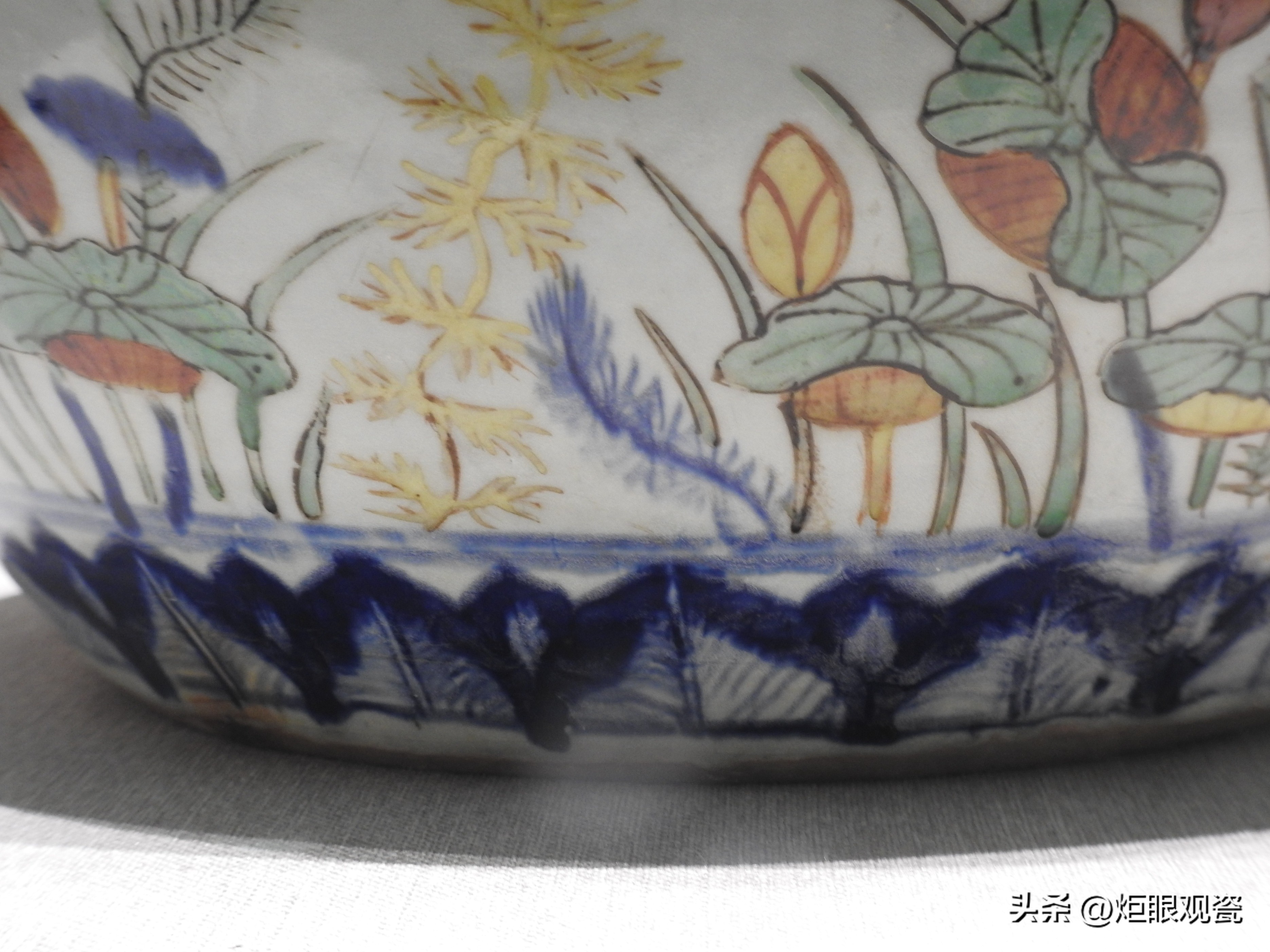 鱼乐其中——细观嘉靖五彩鱼藻纹罐的黄上红、翡翠绿、回石青