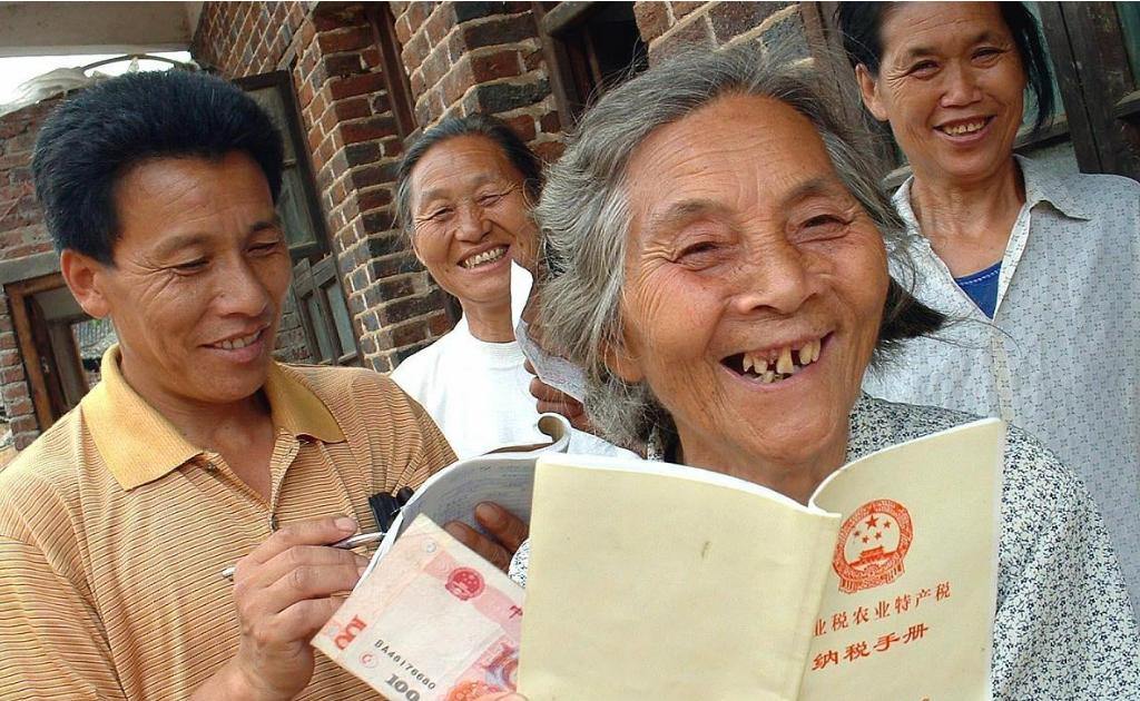 对粮农一次性发放多少补贴,怎么领取政府发放农业补贴