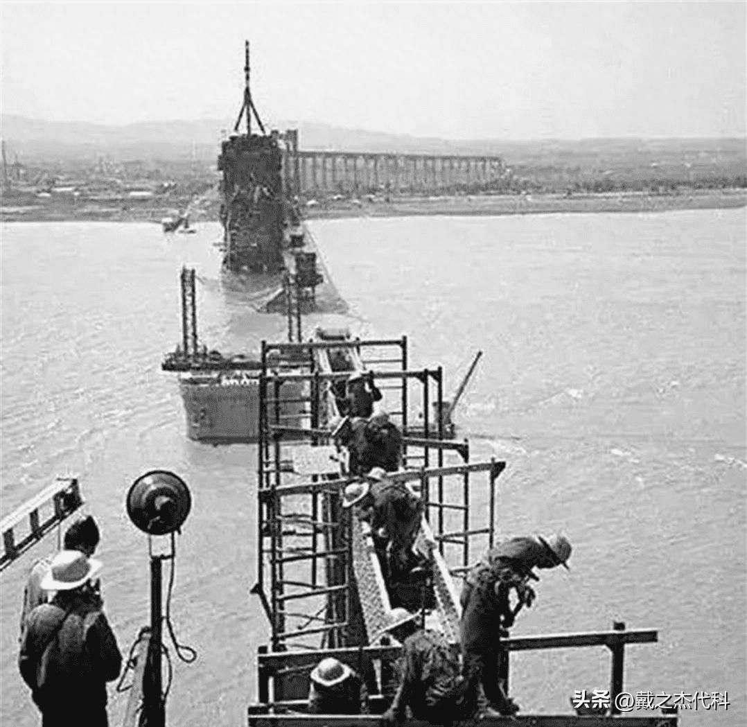 卑鄙龌龊老照片：*楼青**女子妖娆多姿，妇女露胸喂奶被孩子撕扯衣服