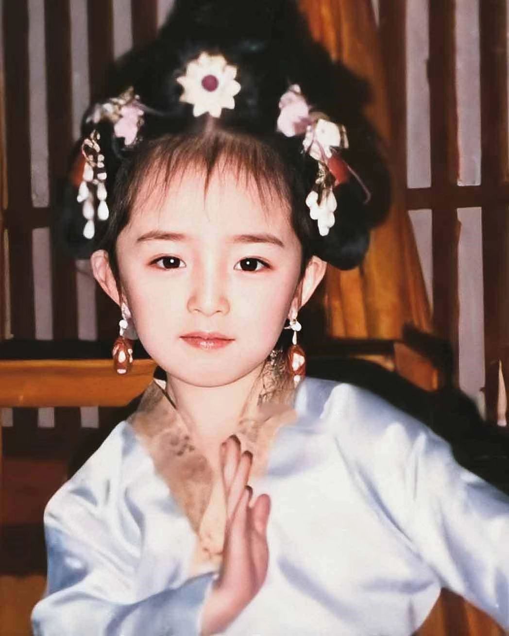 哪一位女明星眼睛最有魅惑,你认为眼睛好看的女明星都有谁