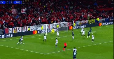 夜晚中绽放的烟花,足球烟花