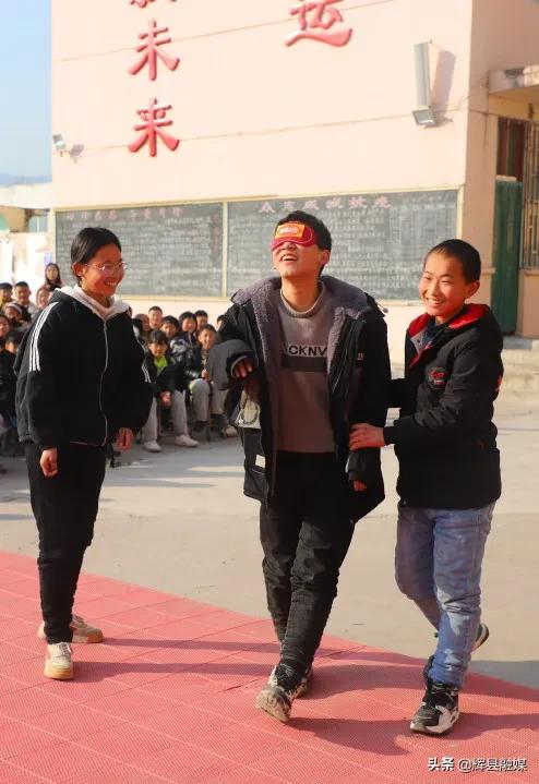 河南辉县丨法治护航成长路——市检察院走进南村镇中心校开展“送法进校园”活动