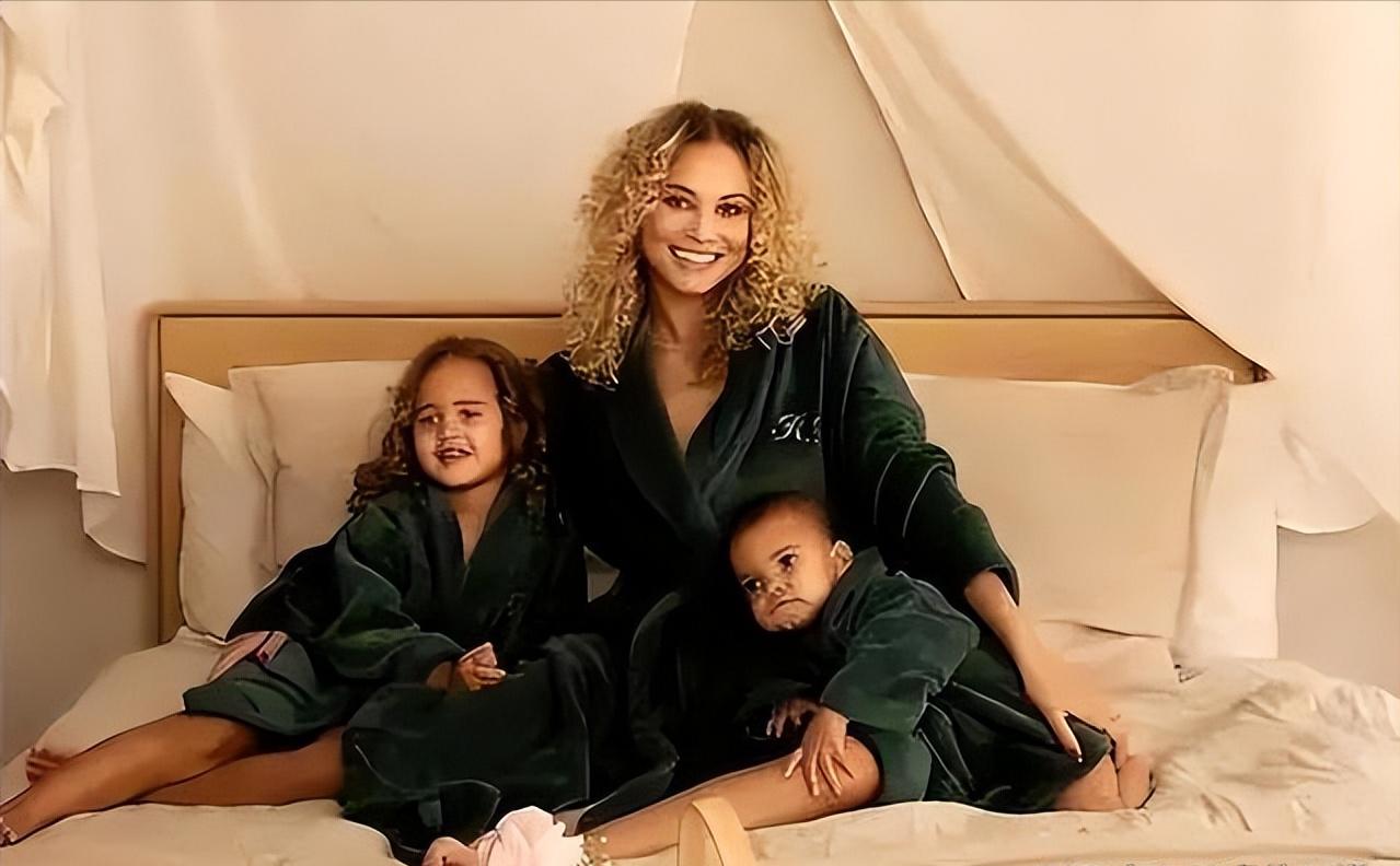 姆巴佩比赛间隙展示壮硕身材,姆巴佩绝代双骄