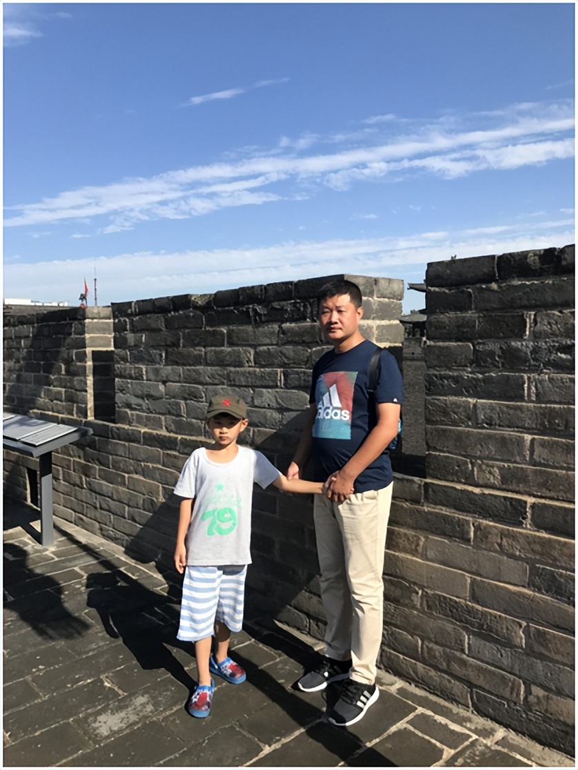 大手牵小手交通安全家长感想,大手牵小手民警情系留守儿童