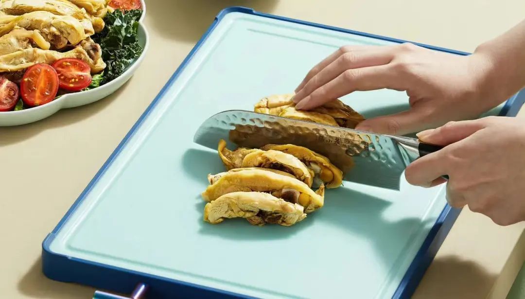 两把菜刀剁东西,两把菜刀砍在一起