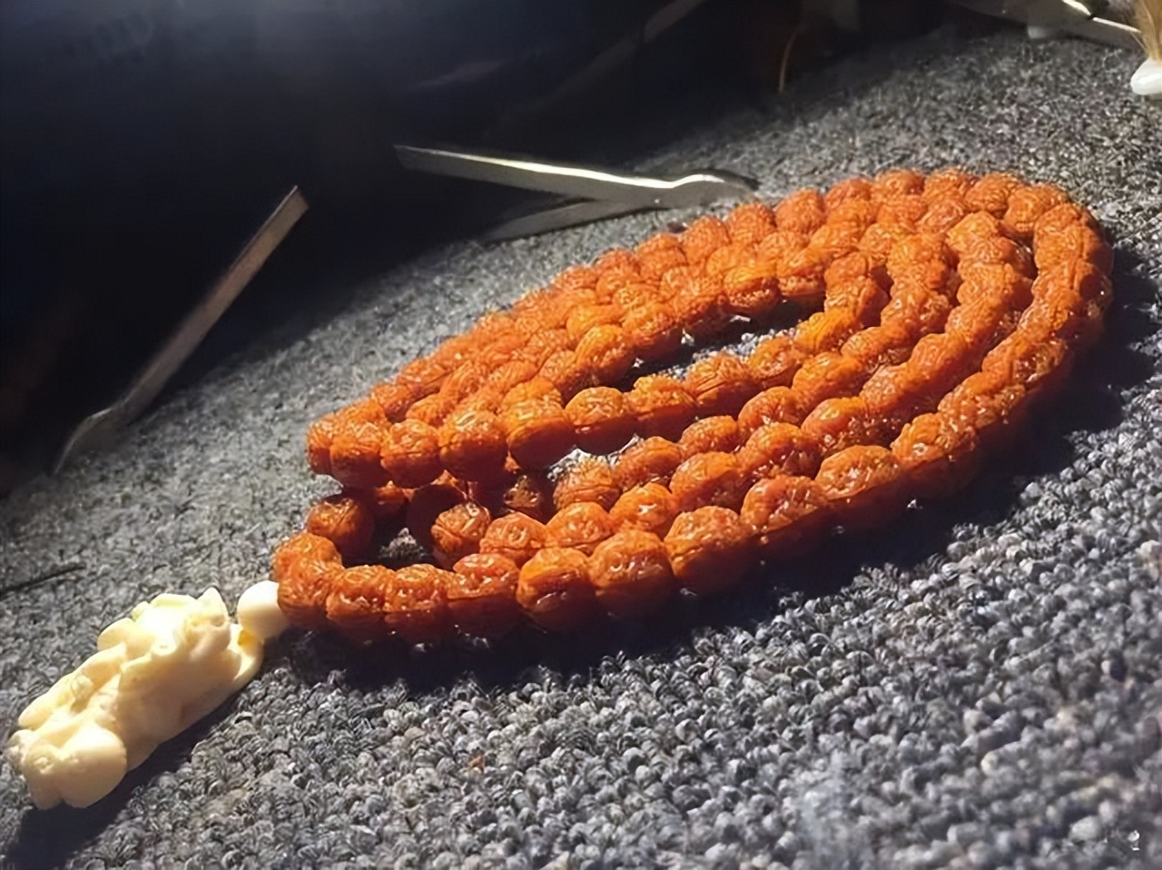 金刚菩提要盘几年才能变成深红色,金刚菩提色差能变一致吗