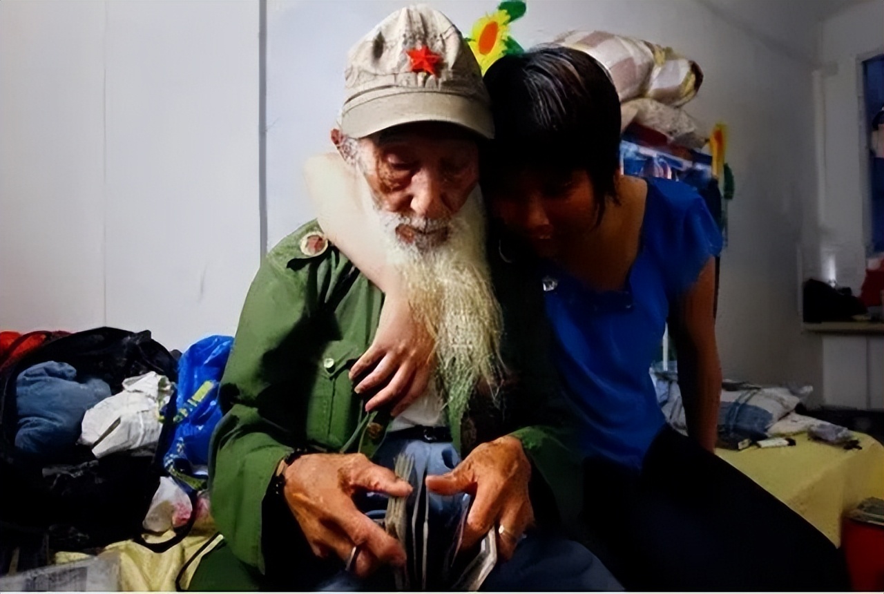 李继胜：87岁的他当“裸模”20年，与24岁女孩同住，子女都不来往