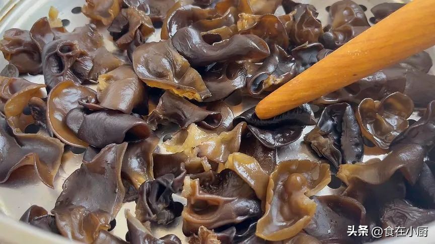 木耳直接用清水洗就可以了吗,新鲜木耳怎么清洗才能除虫卵