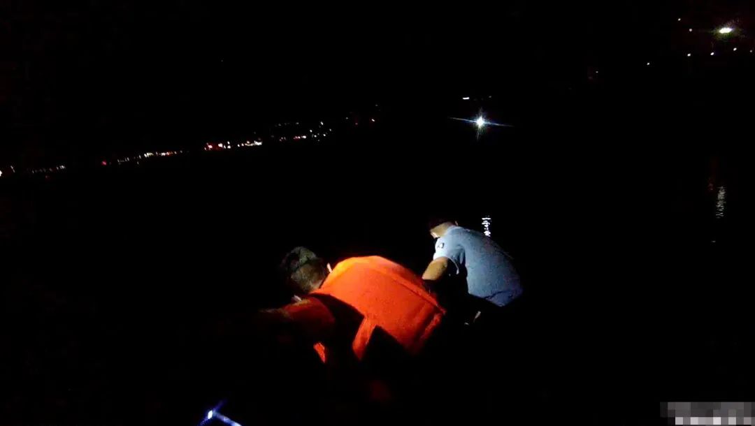 百日行动｜万州两情侣闹别扭双双跳江，钟鼓楼派出所紧急救援