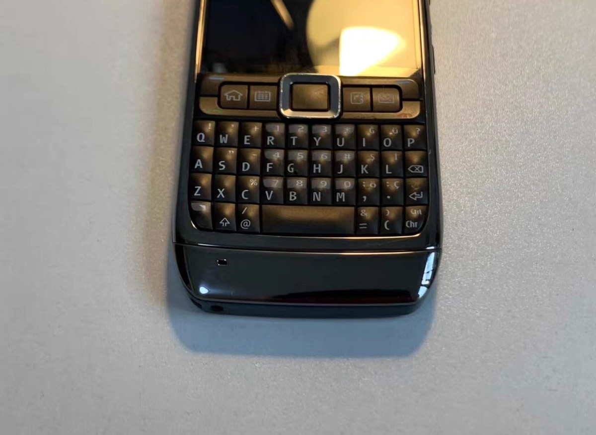 半路捡到十五年前的手机，既没触摸屏，也没数字键盘