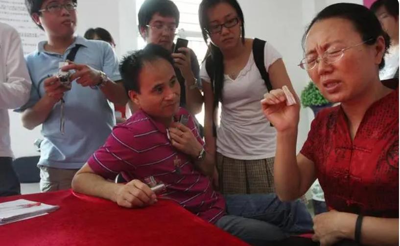 因嫌弃家属给的红包太少，助产士竟将产妇的肛门缝上？