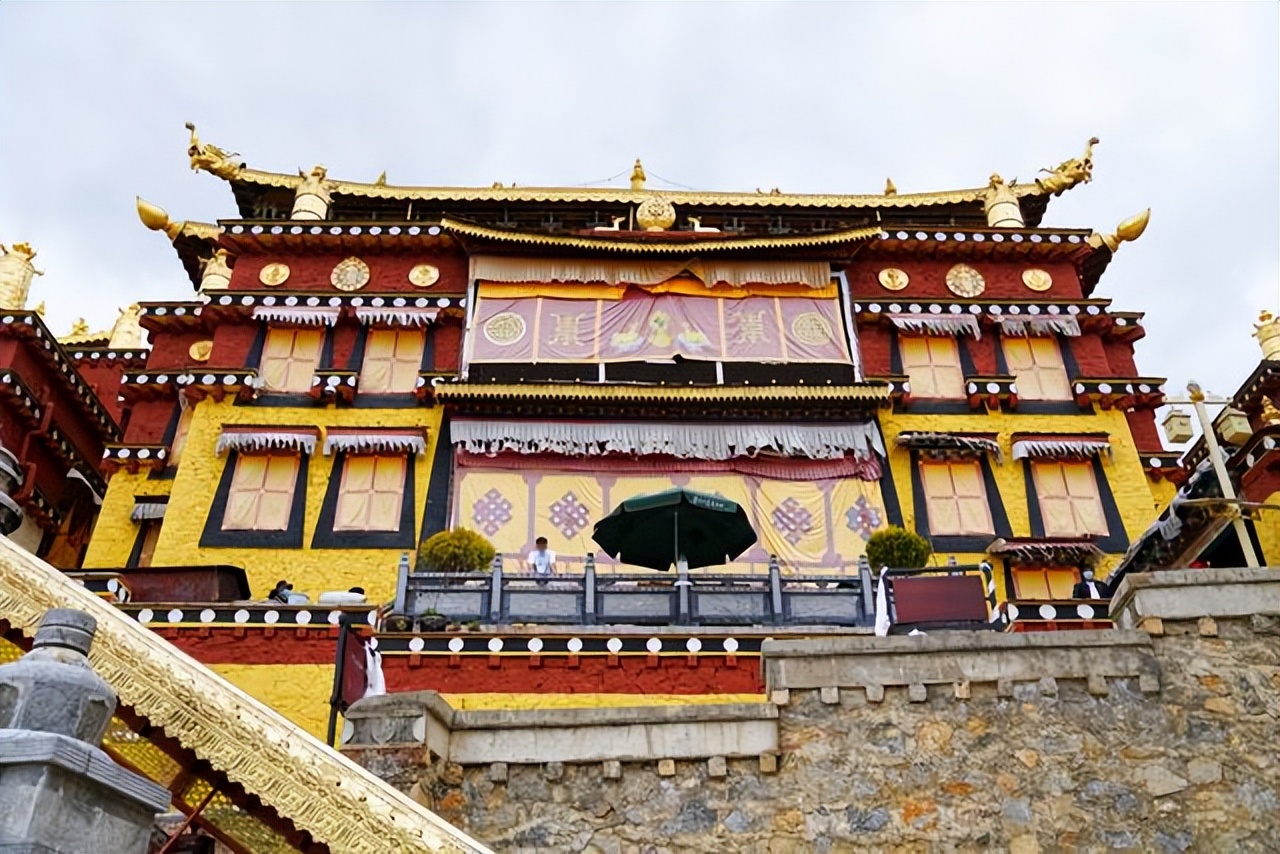 云南布达拉宫简介,云南小布达拉宫主要什么民族