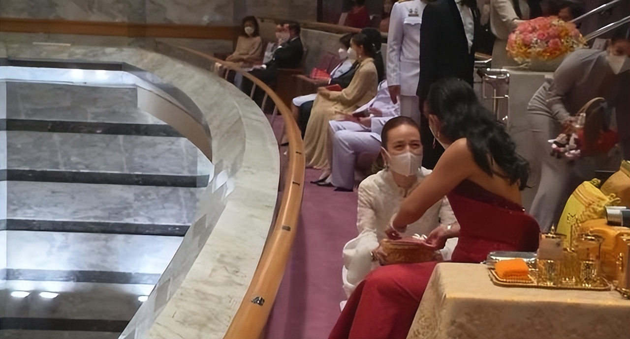 泰王屈膝礼,苏提达生日庆典