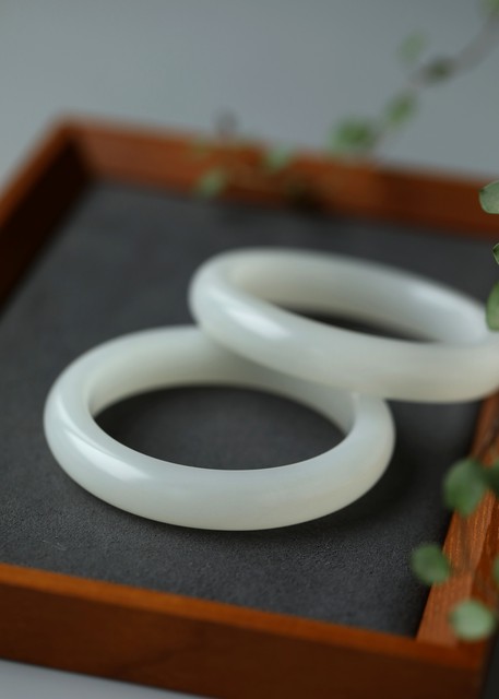 和田白玉泛黄还是泛青好,佩戴和田白玉对身体有什么好处