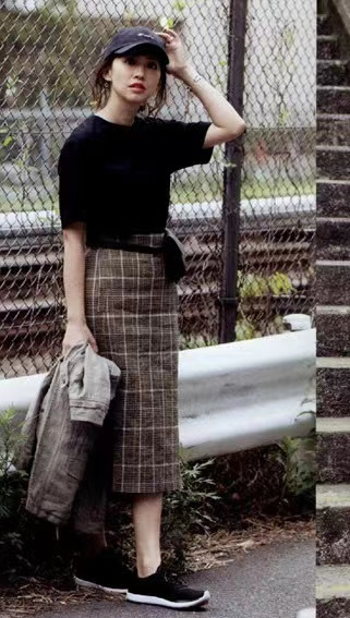 女生穿运动鞋最时尚的穿搭,白体恤怎么搭配裙子运动鞋