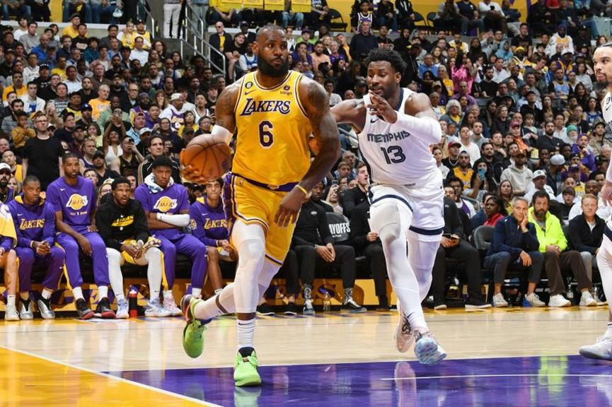 众人评价詹姆斯关键绝平2分,詹姆斯绝平三分踩线引争议