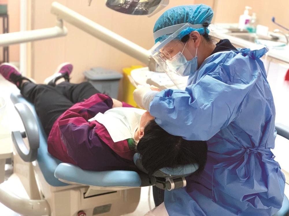 牙齿有了黑三角怎么办,牙齿间出现了黑三角怎么处理