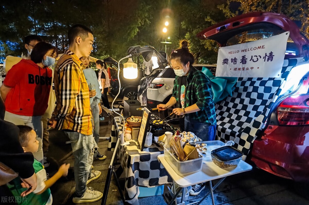 晚上夜市摆摊卖什么赚钱,夜市摆摊小吃最简单最挣钱