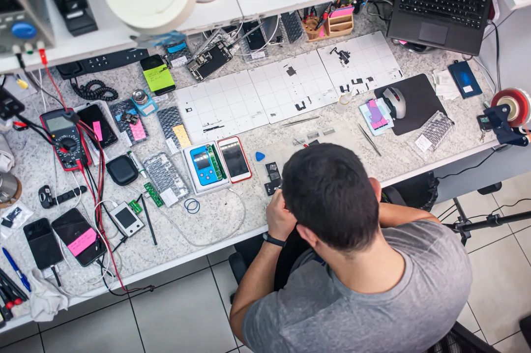 排队维修手机,不换新手机的人